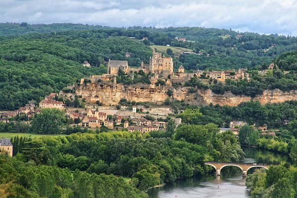 Qu'est-ce qui rend Sarlat-la-Canéda un lieu de vacances idéal ?